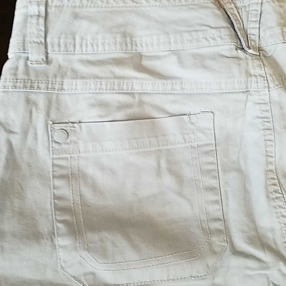 Gloria Vanderbilt Blue Embroidered Capris Size 12 - Picture 3 of 8